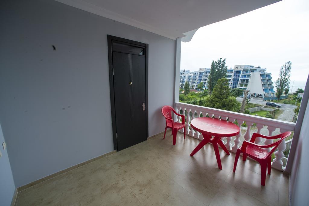 Beliy Dom Hotell Kvariati Exteriör bild